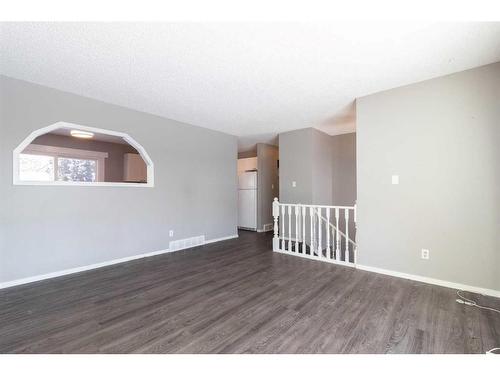 31 Rae Court Se, Medicine Hat, AB - Indoor Photo Showing Other Room