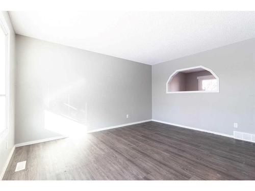 31 Rae Court Se, Medicine Hat, AB - Indoor Photo Showing Other Room