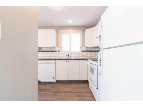 31 Rae Court Se, Medicine Hat, AB - Indoor Photo Showing Kitchen