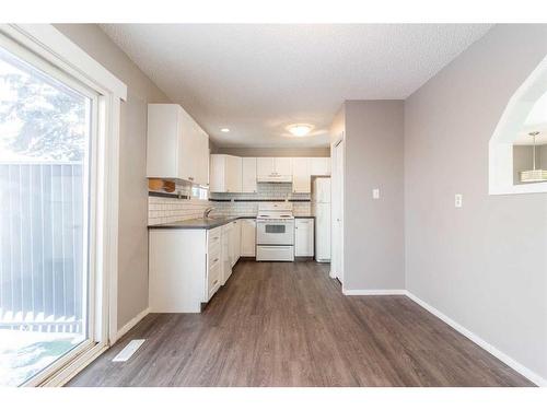 31 Rae Court Se, Medicine Hat, AB - Indoor Photo Showing Kitchen