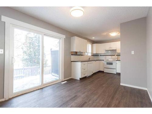 31 Rae Court Se, Medicine Hat, AB - Indoor Photo Showing Kitchen