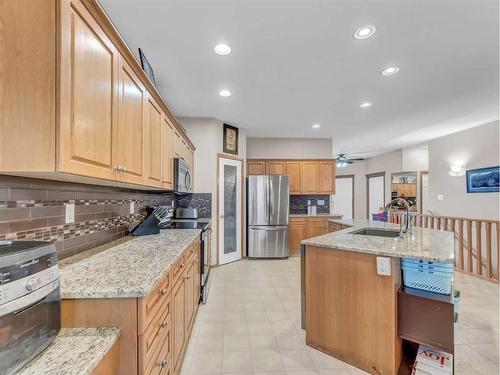 15 Turner Green Se, Medicine Hat, AB - Indoor Photo Showing Kitchen