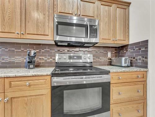 15 Turner Green Se, Medicine Hat, AB - Indoor Photo Showing Kitchen