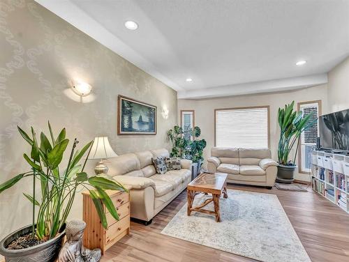 15 Turner Green Se, Medicine Hat, AB - Indoor Photo Showing Living Room