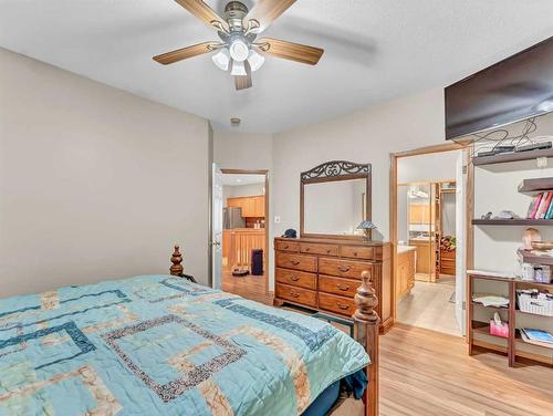 15 Turner Green Se, Medicine Hat, AB - Indoor Photo Showing Bedroom