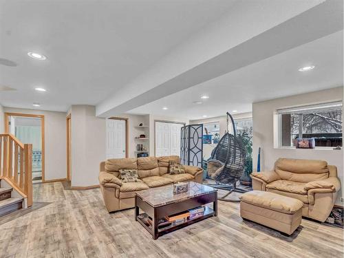 15 Turner Green Se, Medicine Hat, AB - Indoor Photo Showing Living Room