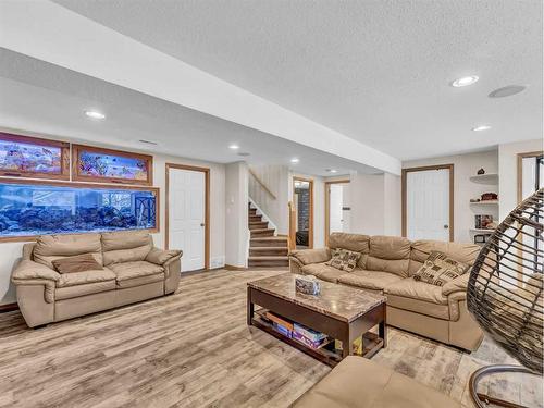 15 Turner Green Se, Medicine Hat, AB - Indoor Photo Showing Living Room