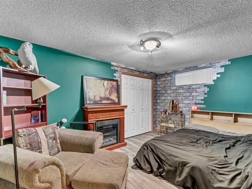 15 Turner Green Se, Medicine Hat, AB - Indoor Photo Showing Bedroom