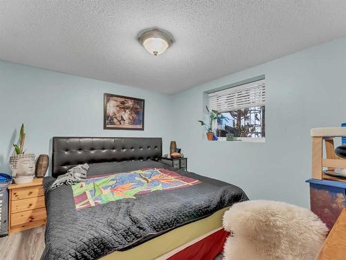 15 Turner Green Se, Medicine Hat, AB - Indoor Photo Showing Bedroom