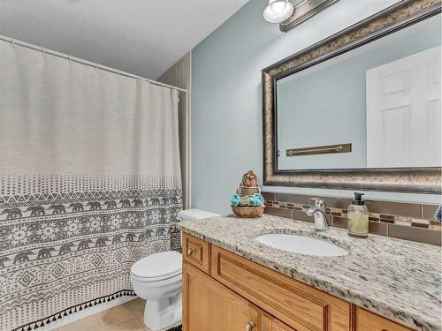 15 Turner Green Se, Medicine Hat, AB - Indoor Photo Showing Bathroom