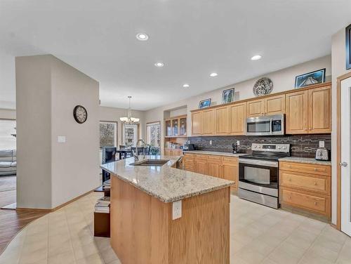 15 Turner Green Se, Medicine Hat, AB - Indoor Photo Showing Kitchen