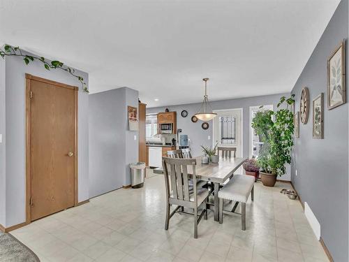 55 Rundle Road Se, Medicine Hat, AB - Indoor Photo Showing Dining Room