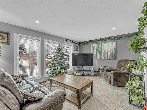 55 Rundle Road Se, Medicine Hat, AB - Indoor Photo Showing Living Room