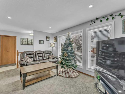 55 Rundle Road Se, Medicine Hat, AB - Indoor Photo Showing Living Room