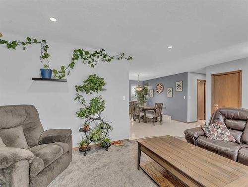 55 Rundle Road Se, Medicine Hat, AB - Indoor Photo Showing Living Room