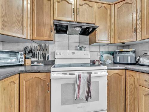 55 Rundle Road Se, Medicine Hat, AB - Indoor Photo Showing Kitchen