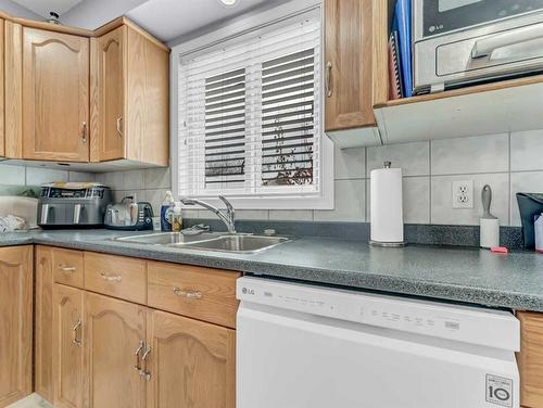 55 Rundle Road Se, Medicine Hat, AB - Indoor Photo Showing Kitchen With Double Sink