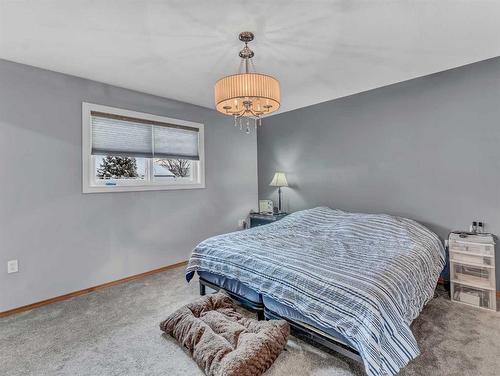 55 Rundle Road Se, Medicine Hat, AB - Indoor Photo Showing Bedroom