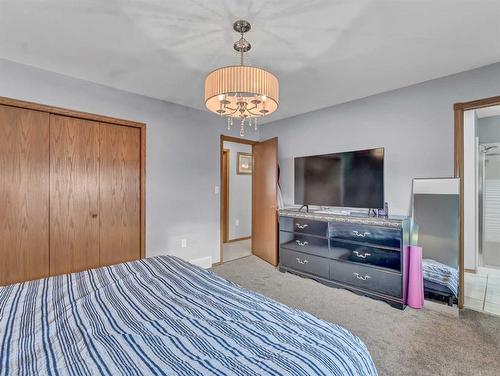 55 Rundle Road Se, Medicine Hat, AB - Indoor Photo Showing Bedroom