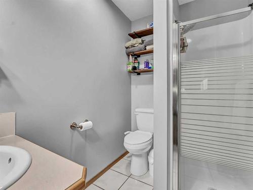 55 Rundle Road Se, Medicine Hat, AB - Indoor Photo Showing Bathroom