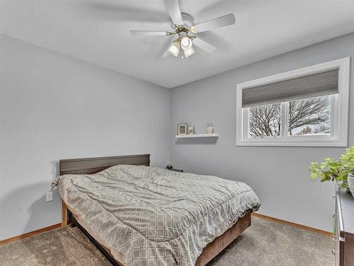 55 Rundle Road Se, Medicine Hat, AB - Indoor Photo Showing Bedroom