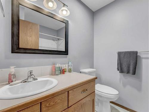 55 Rundle Road Se, Medicine Hat, AB - Indoor Photo Showing Bathroom