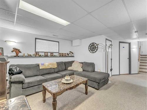 55 Rundle Road Se, Medicine Hat, AB - Indoor Photo Showing Living Room