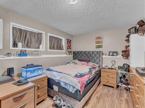 55 Rundle Road Se, Medicine Hat, AB - Indoor Photo Showing Bedroom