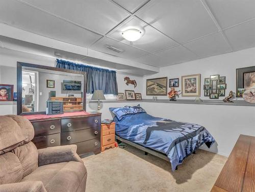 55 Rundle Road Se, Medicine Hat, AB - Indoor Photo Showing Bedroom