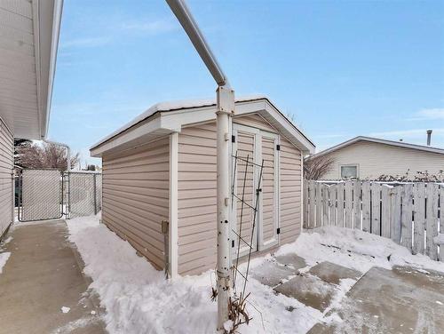 55 Rundle Road Se, Medicine Hat, AB - Outdoor With Exterior