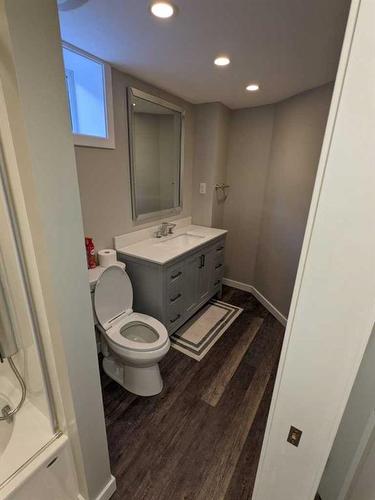 111 2 Street Ne, Medicine Hat, AB - Indoor Photo Showing Bathroom