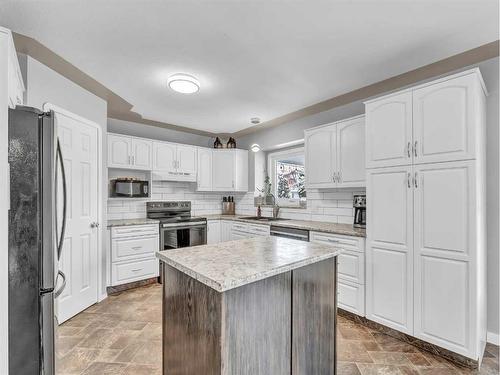 15 Storrs Crescent Se, Medicine Hat, AB - Indoor Photo Showing Kitchen