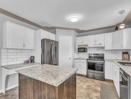 15 Storrs Crescent Se, Medicine Hat, AB - Indoor Photo Showing Kitchen