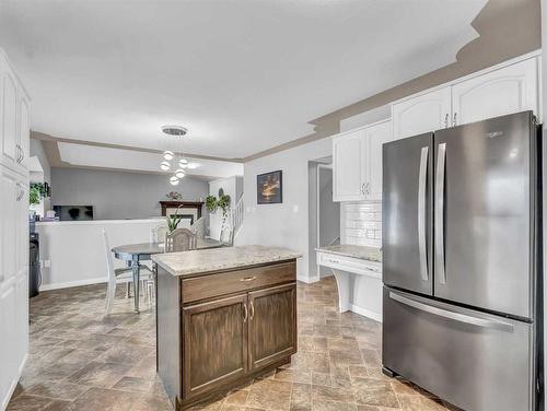 15 Storrs Crescent Se, Medicine Hat, AB - Indoor Photo Showing Kitchen