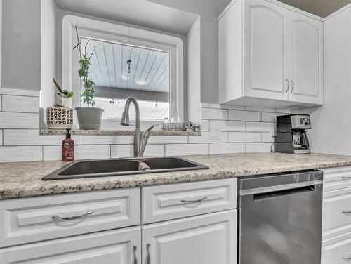 15 Storrs Crescent Se, Medicine Hat, AB - Indoor Photo Showing Kitchen With Double Sink With Upgraded Kitchen