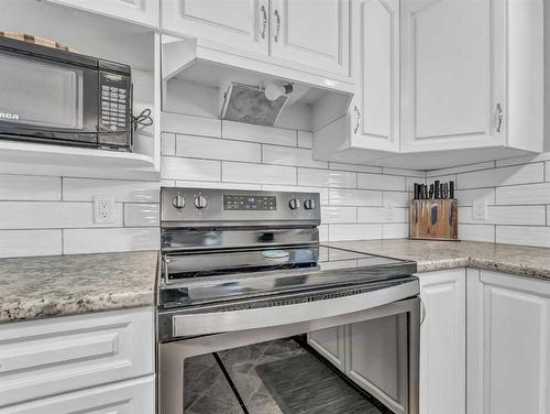 15 Storrs Crescent Se, Medicine Hat, AB - Indoor Photo Showing Kitchen With Upgraded Kitchen