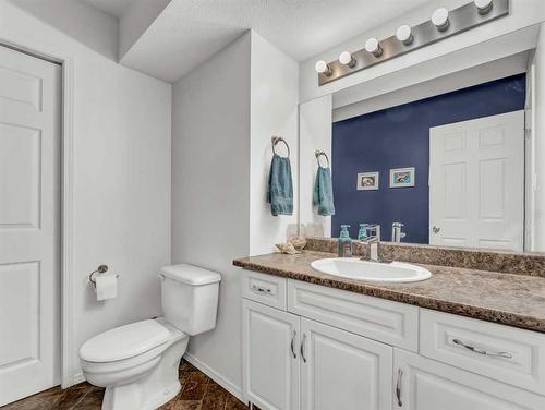 15 Storrs Crescent Se, Medicine Hat, AB - Indoor Photo Showing Bathroom