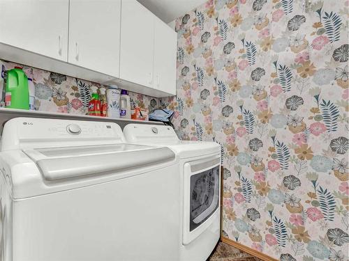 15 Storrs Crescent Se, Medicine Hat, AB - Indoor Photo Showing Laundry Room