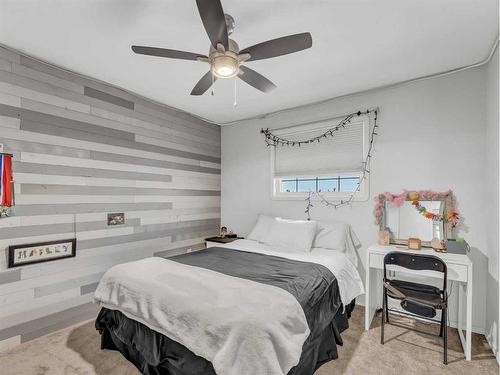 15 Storrs Crescent Se, Medicine Hat, AB - Indoor Photo Showing Bedroom