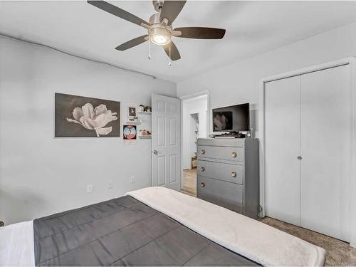 15 Storrs Crescent Se, Medicine Hat, AB - Indoor Photo Showing Bedroom