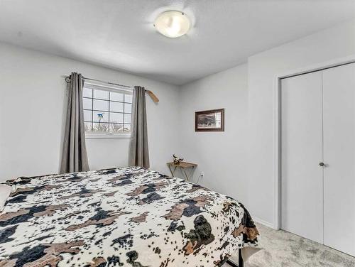 15 Storrs Crescent Se, Medicine Hat, AB - Indoor Photo Showing Bedroom