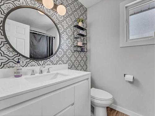 15 Storrs Crescent Se, Medicine Hat, AB - Indoor Photo Showing Bathroom