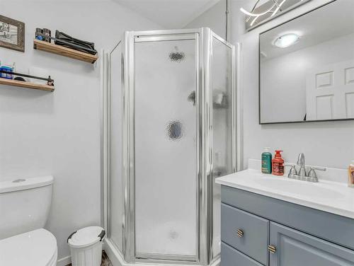 15 Storrs Crescent Se, Medicine Hat, AB - Indoor Photo Showing Bathroom