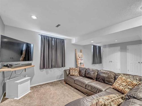 15 Storrs Crescent Se, Medicine Hat, AB - Indoor Photo Showing Living Room