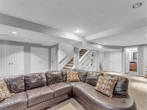 15 Storrs Crescent Se, Medicine Hat, AB - Indoor Photo Showing Living Room