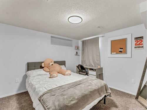 15 Storrs Crescent Se, Medicine Hat, AB - Indoor Photo Showing Bedroom