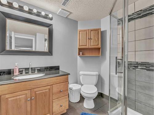 15 Storrs Crescent Se, Medicine Hat, AB - Indoor Photo Showing Bathroom