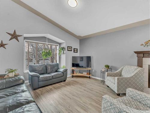 15 Storrs Crescent Se, Medicine Hat, AB - Indoor Photo Showing Living Room