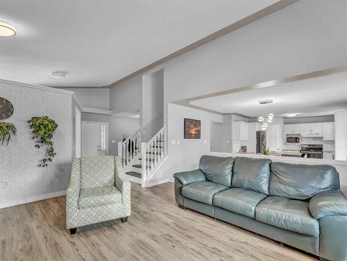 15 Storrs Crescent Se, Medicine Hat, AB - Indoor Photo Showing Living Room