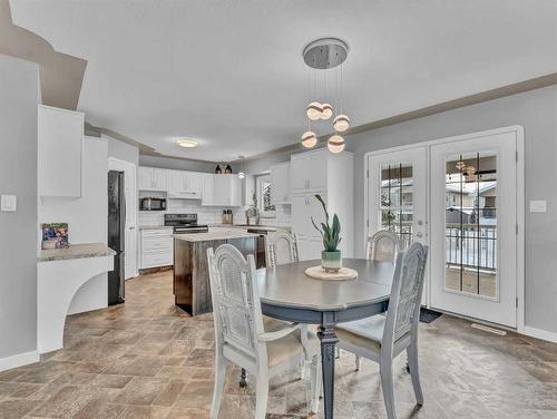 15 Storrs Crescent Se, Medicine Hat, AB - Indoor Photo Showing Dining Room